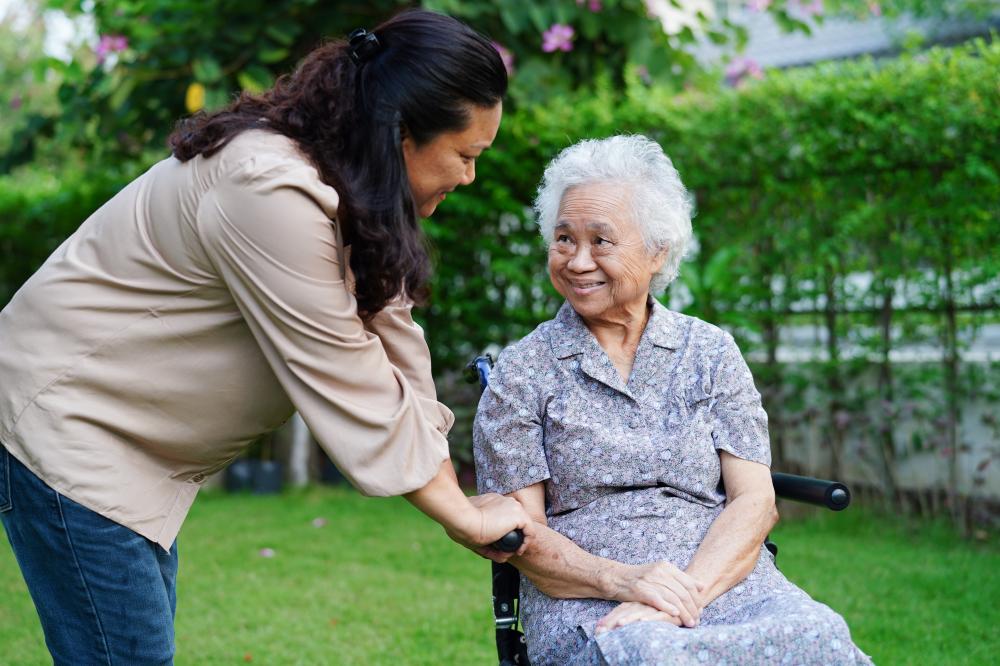 Caregiver providing personalized home care in Manhattan NY